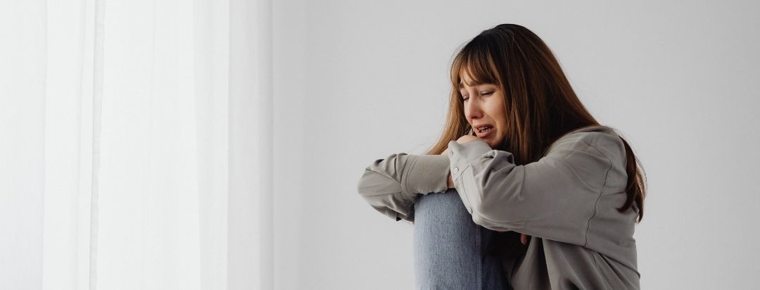 Cómo se relaciona la soledad con las adicciones